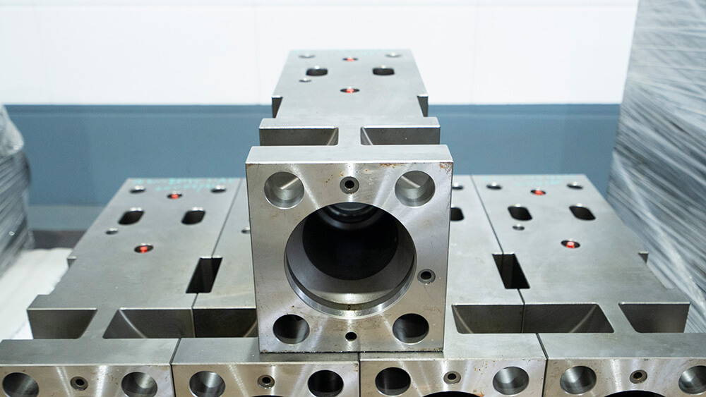 Front-view-of-the-rear-cylinder-of-the-hydraulic-breaker-on-display