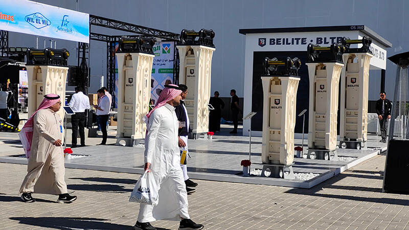 people-visiting-beilite's-exhibition-in-the-middle-east