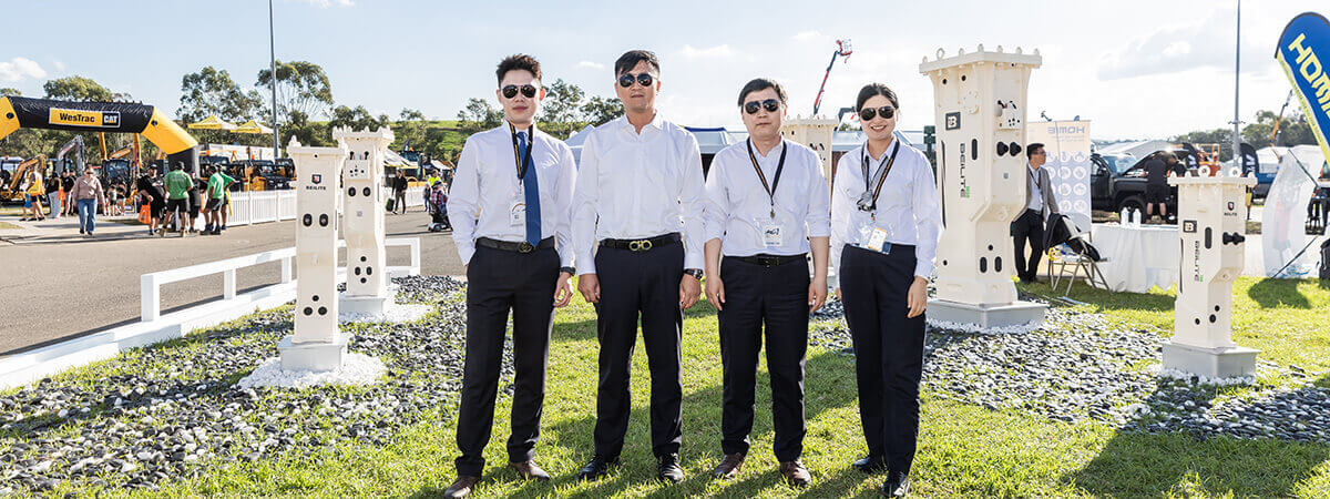 thinking-services-staff-at-the-expo