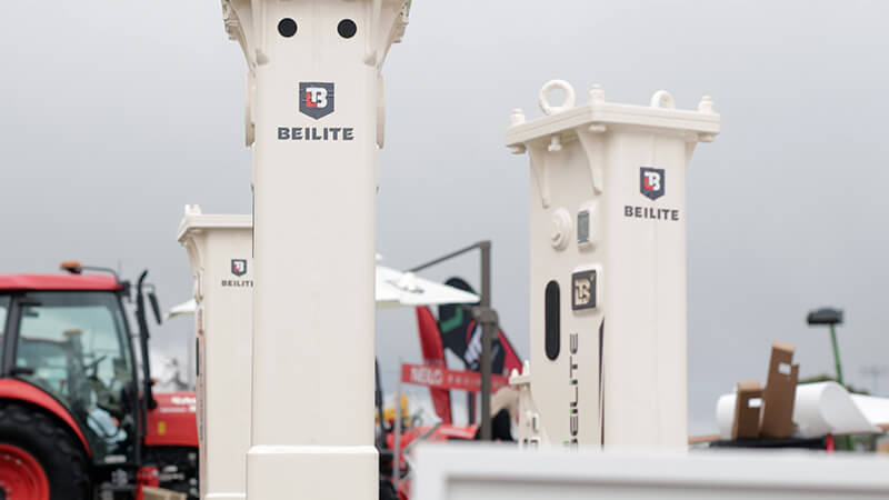 three-beilite-white-hydraulic-breakers-on-display-at-the-exhibition