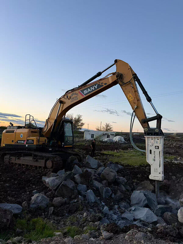 sany-excavator-with-hydraulic-breaker-for-rock-breaking-construction-work