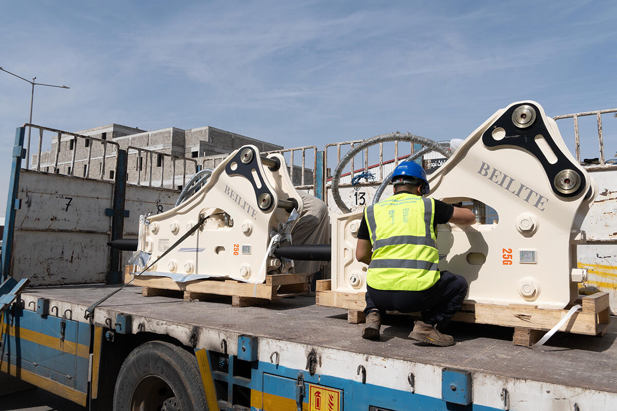 product-delivery—workers-are-loading-and-unloading-belite-hydraulic-breakers